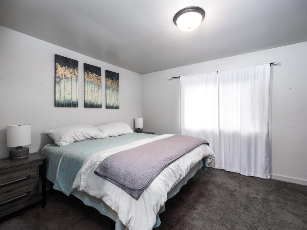 941 Saxon A, primary bedroom