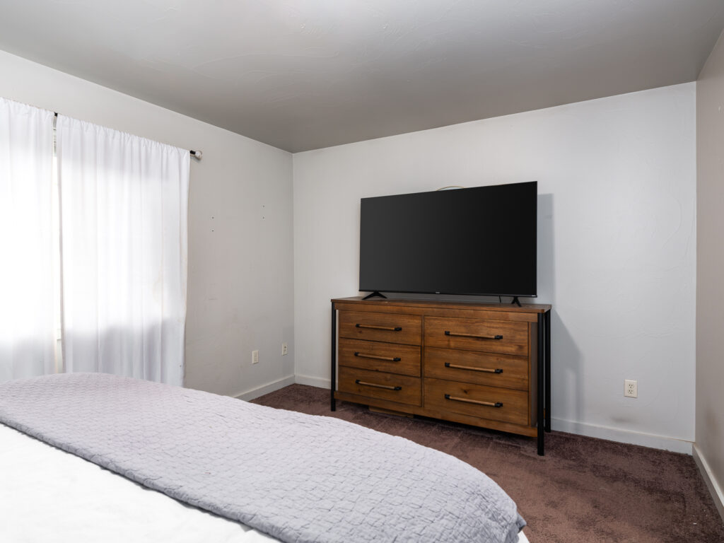941 Saxon A, primary bedroom