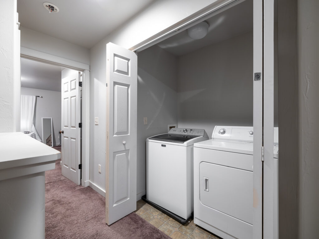 941 Saxon A, laundry room