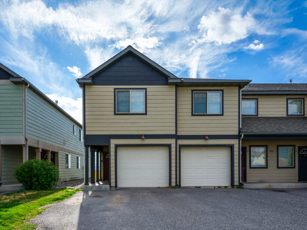 941 Saxon A, front of unit and garage