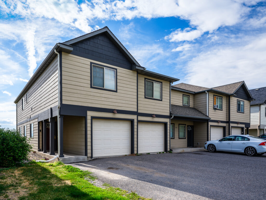 941 Saxon A, front of unit and garage