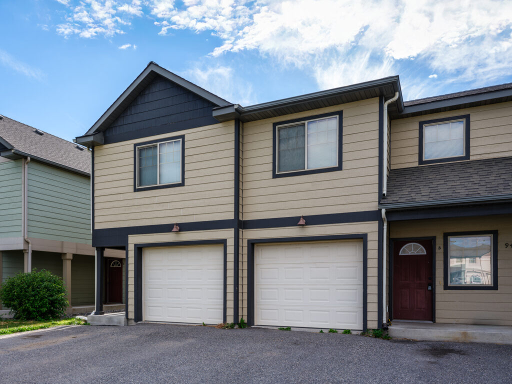 941 Saxon A, garage and front of unit