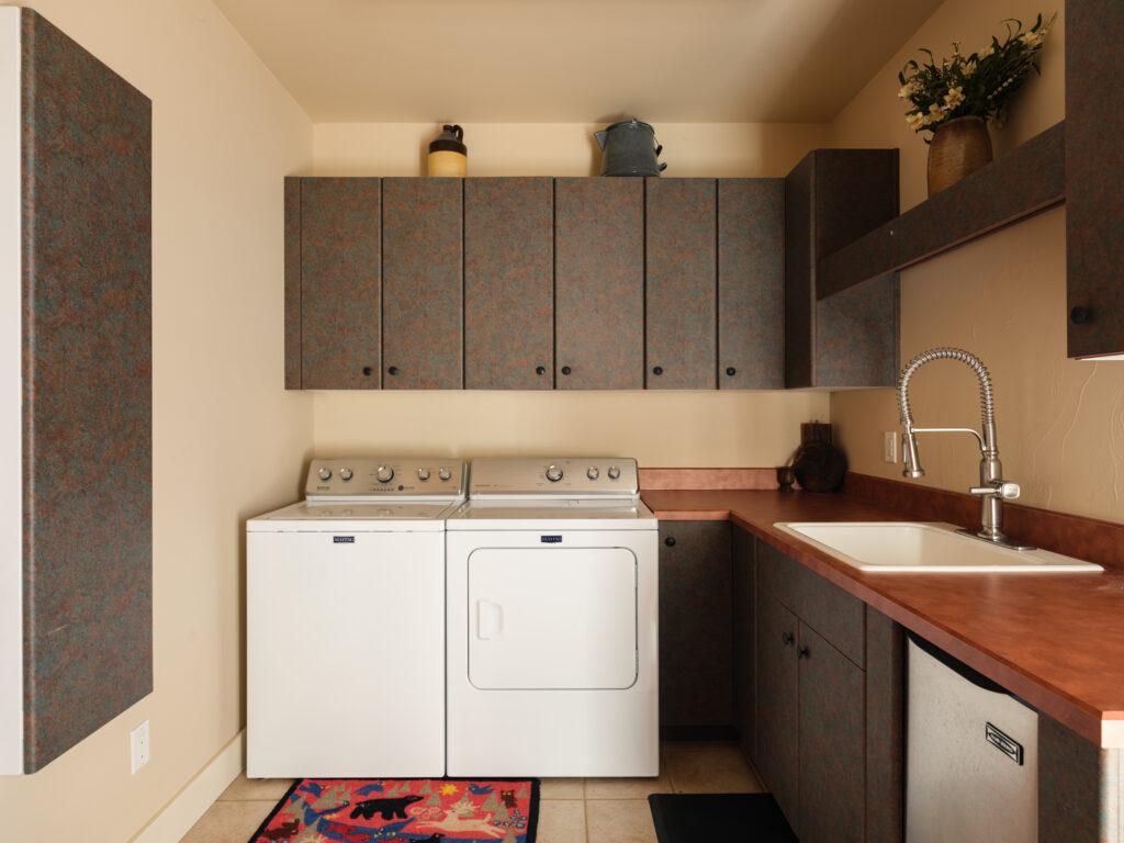 1055 Skywood Rd, laundry