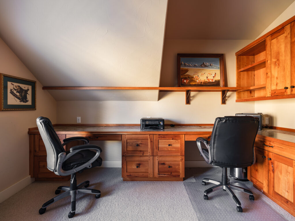 1055 Skywood Rd, loft office
