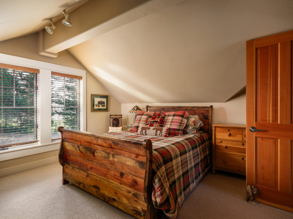 1055 Skywood Rd, loft bedroom