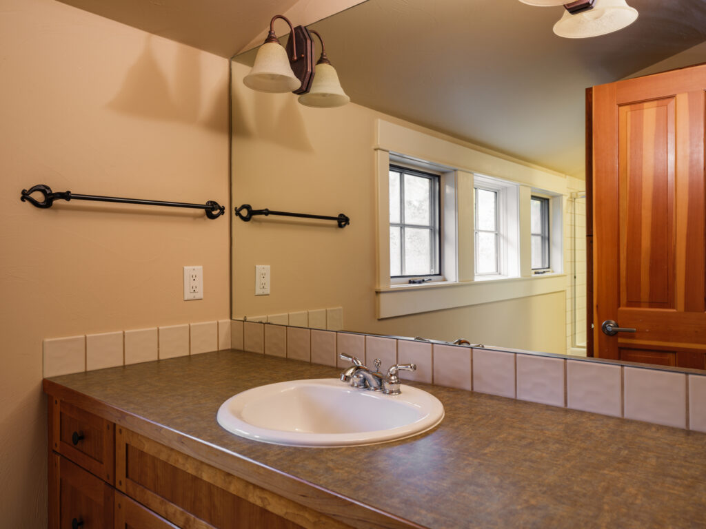 1055 Skywood Rd, loft bathroom