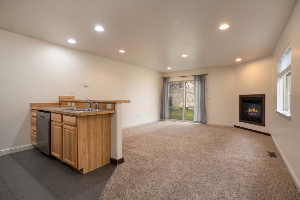 935 Forestglen Dr, Unit D - living room without staging