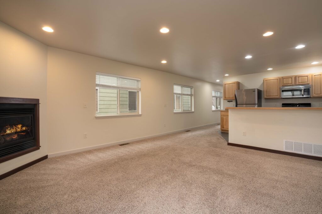 935 Forestglen Dr, Unit D - livingroom looking to kitchen