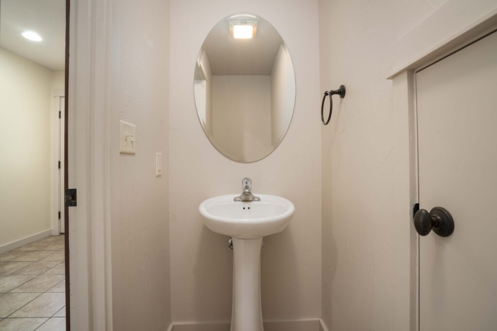 935 Forestglen Dr, Unit D - powder room