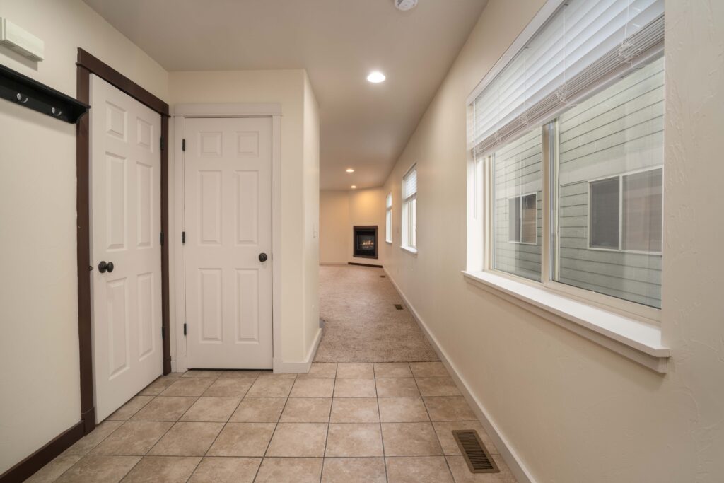 935 Forestglen Dr, Unit D - entry and hallway