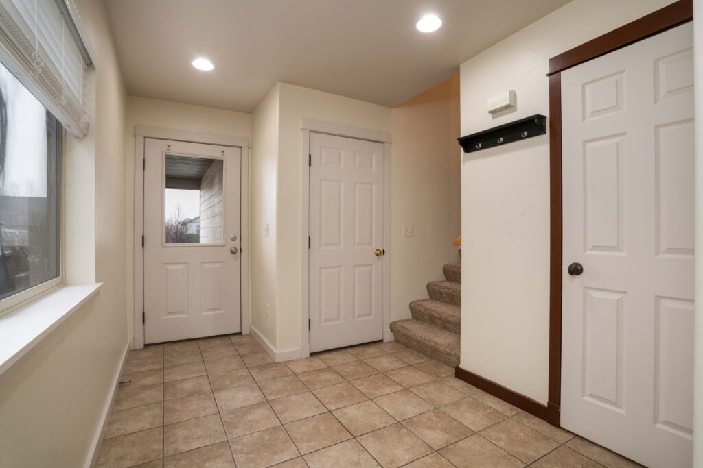 935 Forestglen Dr, Unit D - entryway