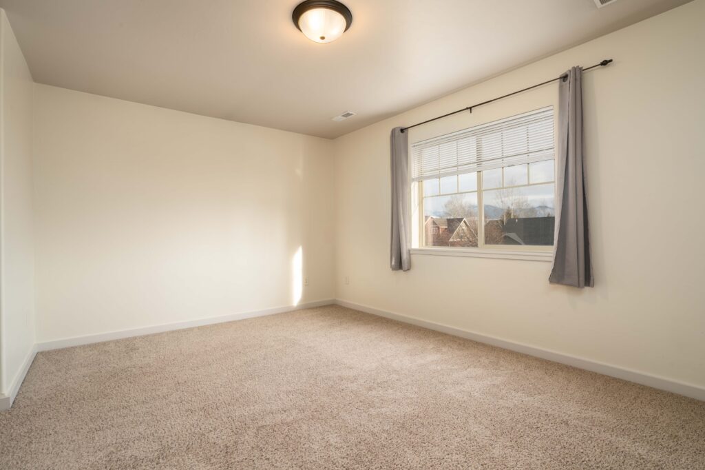 935 Forestglen Dr, Unit D - primary bedroom without staging