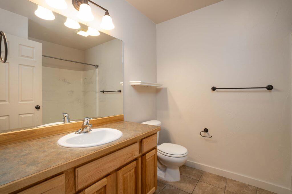 935 Forestglen Dr, Unit D - primary bathroom