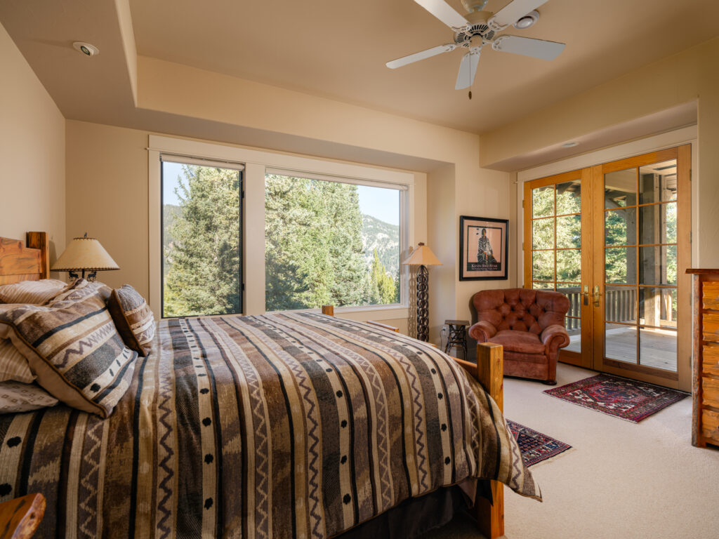 1055 Skywood Rd, primary bedroom