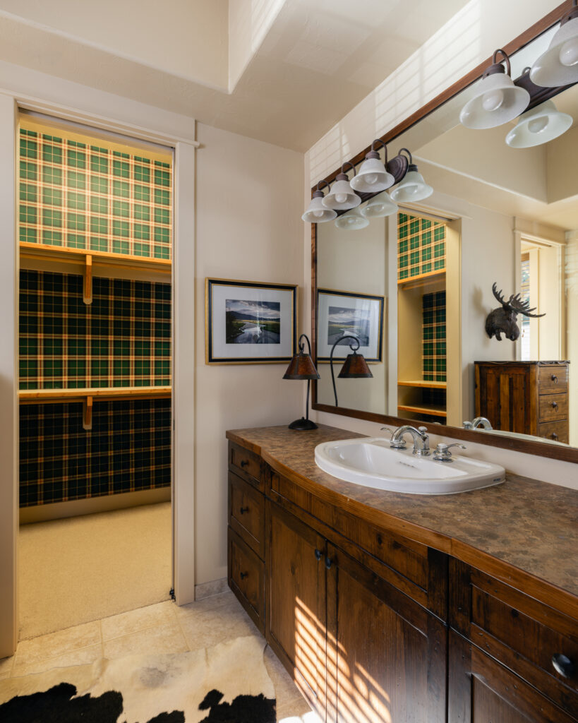 1055 Skywood Rd, primary 2nd bathroom