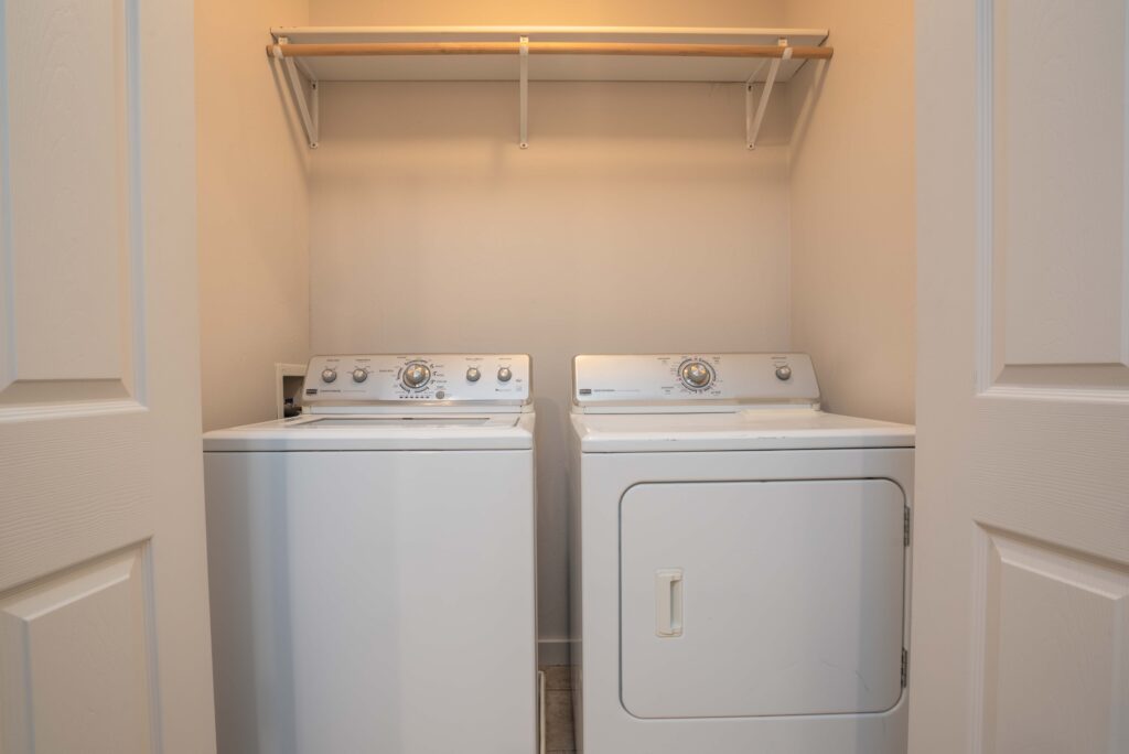 935 Forestglen Dr, Unit D - laundry room