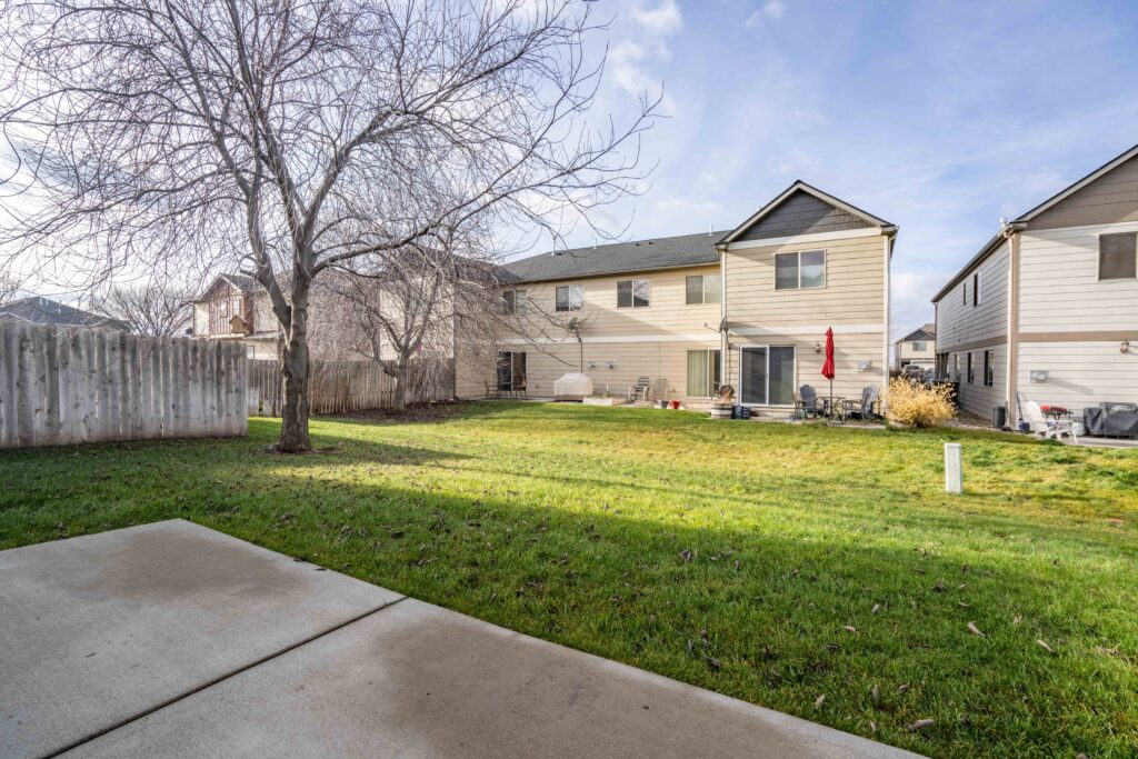 935 Forestglen Dr, Unit D - backyard