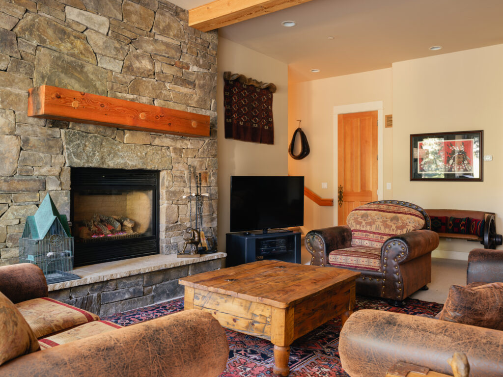 1055 Skywood Rd, lower living room