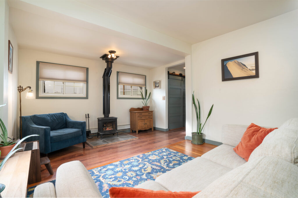 810 N Rouse - living room with stove