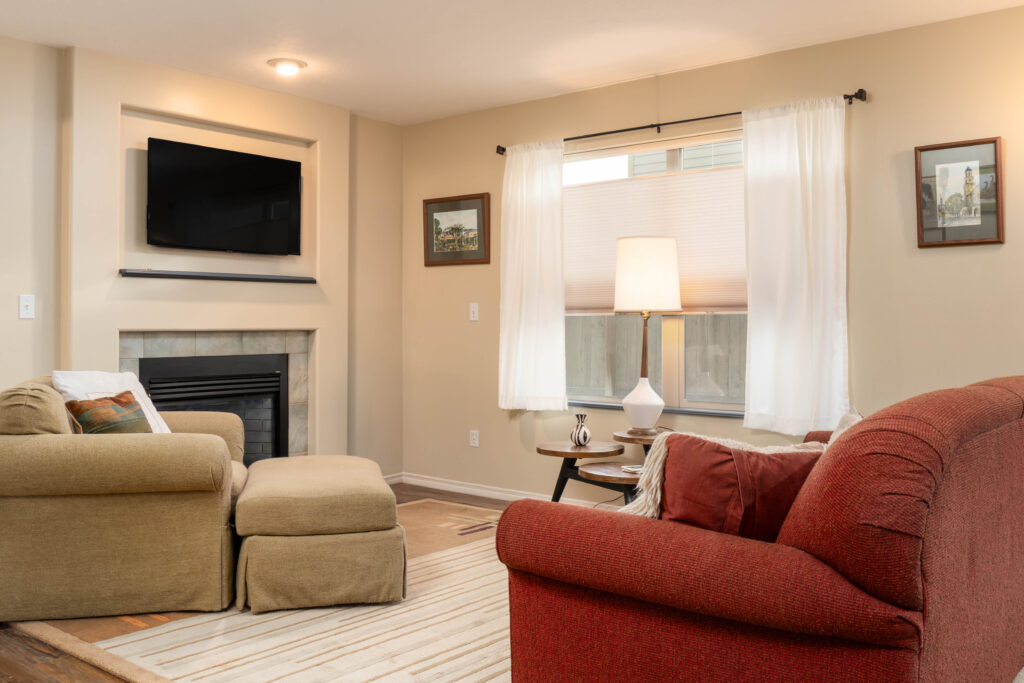 42 N 25th Ave - living room window