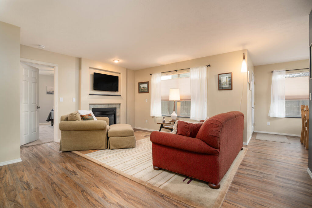42 N 25th Ave - wide angle of living room