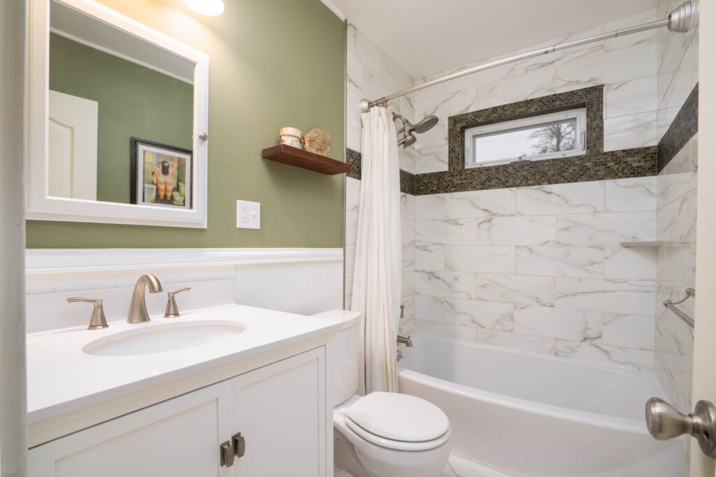 810 N Rouse - upstairs bathroom