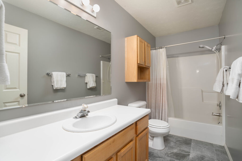 42 N 25th Ave - Upper bathroom