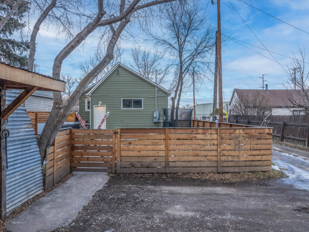 810 N Rouse - parking