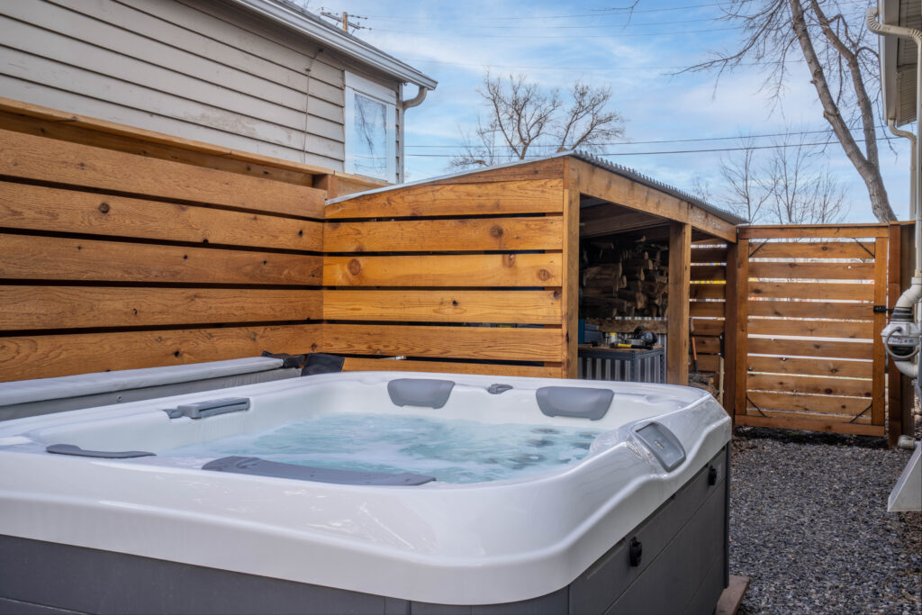 810 N Rouse - hot tub
