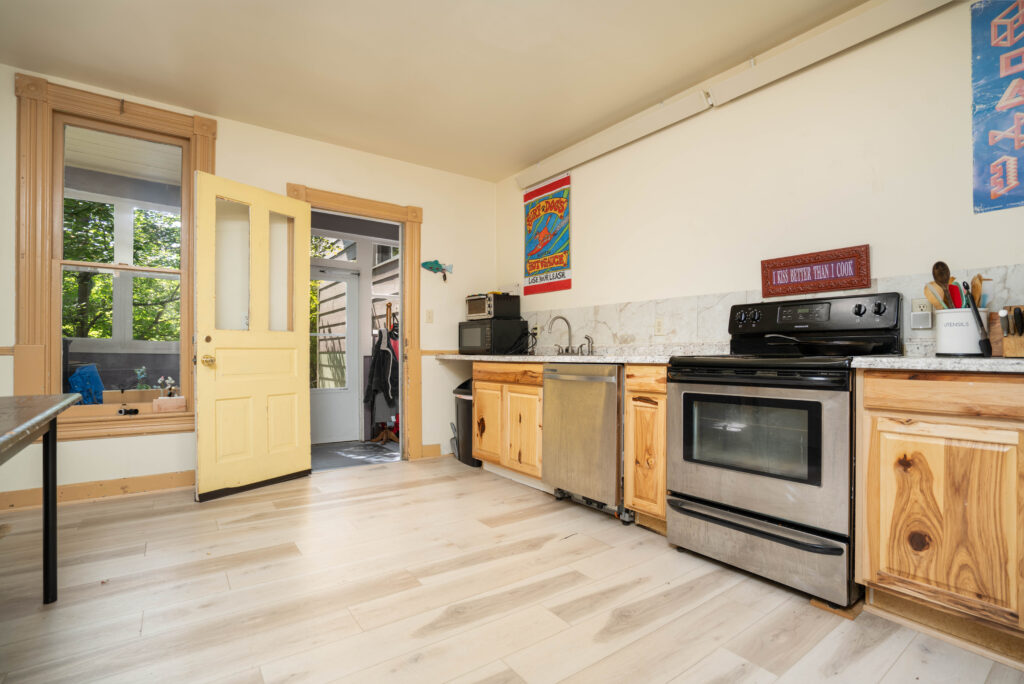 419 S 3rd Ave - kitchen facing side door
