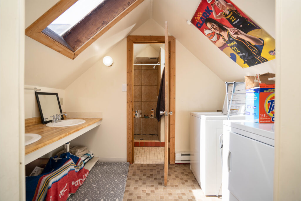419 S 3rd Ave - upstairs bathroom