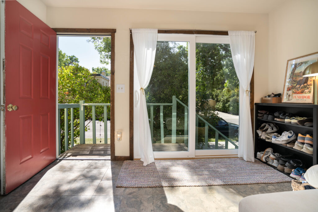 310 W Story Ave S Unit - Living room facing front door
