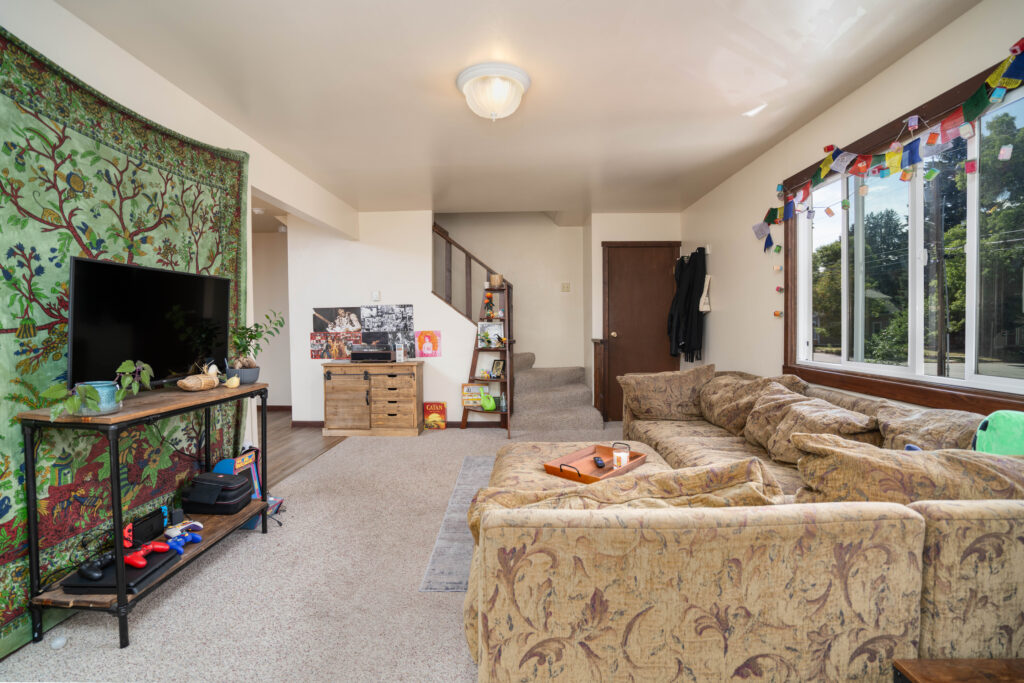 310 W Story Ave N Unit - living room
