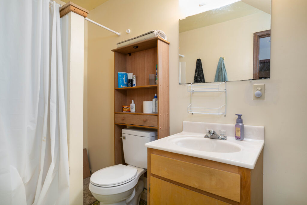 310 W Story Ave N Unit - full bath